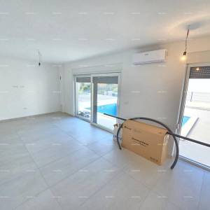 Odlična lokacija, 1 km do centra Medulina. Prodaje se nova kuća sa bazenom na odličnoj lokaciji, blizu mora!