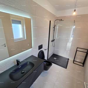 Odlična lokacija, 1 km do centra Medulina. Prodaje se nova kuća sa bazenom na odličnoj lokaciji, blizu mora!