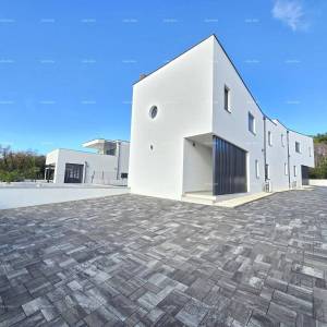 Odlična lokacija, 1 km do centra Medulina. Prodaje se nova kuća sa bazenom na odličnoj lokaciji, blizu mora!