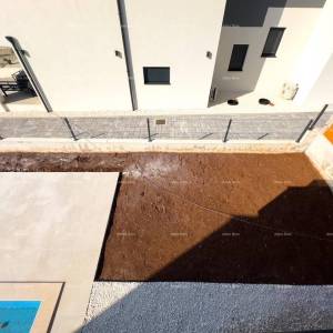 Odlična lokacija, 1 km do centra Medulina. Prodaje se nova kuća sa bazenom na odličnoj lokaciji, blizu mora!