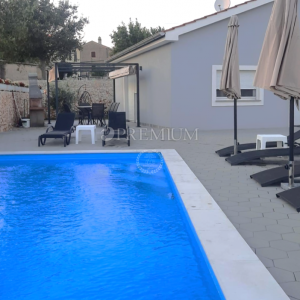 Okolica Vrbnika, samostojeća kuća s bazenom!