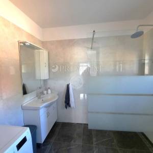 Okolica Vrbnika, samostojeća kuća s bazenom!