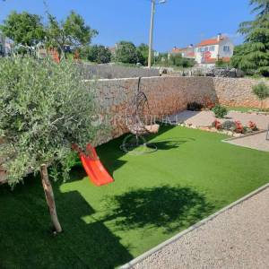 Okolica Vrbnika, samostojeća kuća s bazenom!