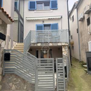 Omišalj, renovirana kamena kuća s pogledom na more!