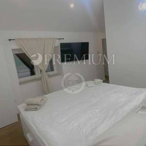 Omišalj, renovirana kamena kuća s pogledom na more!