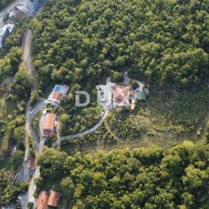 OPATIJA, CENTAR- građevinsko zemljište 950m2 s GRAĐ. DOZVOLOM s panoramskim pogledom na more za obiteljsku kuću/ villu/ stamben...