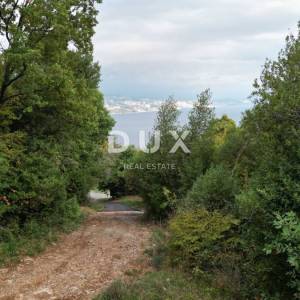 OPATIJA, CENTAR- građevinsko zemljište 950m2 s GRAĐ. DOZVOLOM s panoramskim pogledom na more za obiteljsku kuću/ villu/ stamben...