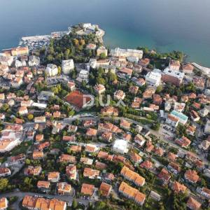 OPATIJA, CENTAR- građevinsko zemljište 950m2 s GRAĐ. DOZVOLOM s panoramskim pogledom na more za obiteljsku kuću/ villu/ stamben...
