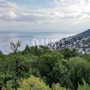 OPATIJA, CENTAR- građevinsko zemljište 950m2 s GRAĐ. DOZVOLOM s panoramskim pogledom na more za obiteljsku kuću/ villu/ stamben...