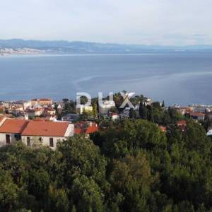 OPATIJA, CENTAR- građevinsko zemljište 950m2 s GRAĐ. DOZVOLOM s panoramskim pogledom na more za obiteljsku kuću/ villu/ stamben...