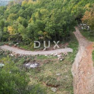 OPATIJA, CENTAR- građevinsko zemljište 950m2 s GRAĐ. DOZVOLOM s panoramskim pogledom na more za obiteljsku kuću/ villu/ stamben...