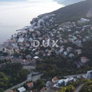 OPATIJA, CENTAR- građevinsko zemljište 950m2 s GRAĐ. DOZVOLOM s panoramskim pogledom na more za obiteljsku kuću/ villu/ stamben...