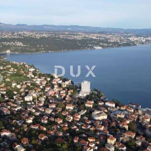 OPATIJA, CENTAR- građevinsko zemljište 950m2 s GRAĐ. DOZVOLOM s panoramskim pogledom na more za obiteljsku kuću/ villu/ stamben...