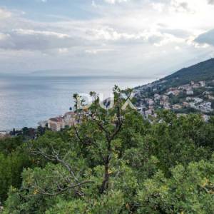 OPATIJA, CENTAR- građevinsko zemljište 950m2 s GRAĐ. DOZVOLOM s panoramskim pogledom na more za obiteljsku kuću/ villu/ stamben...