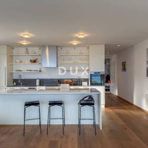 OPATIJA, CENTAR - stan u dovršenoj luksuznoj novogradnji s garažom i bazenom