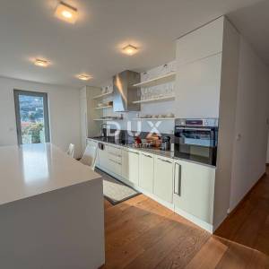 OPATIJA, CENTAR - stan u dovršenoj luksuznoj novogradnji s garažom i bazenom