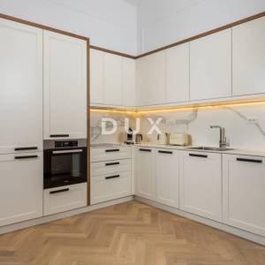 OPATIJA, CENTAR – unikatan stan od 90 m2, remek-djelo austro-ugarske gradnje u centru Opatije