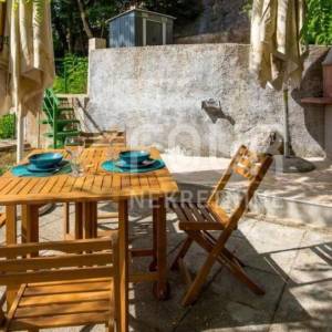 Opatija, kuća - prizemnica s natkrivenom terasom i okućnicom