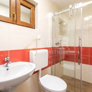 Opatija, kuća - prizemnica s natkrivenom terasom i okućnicom