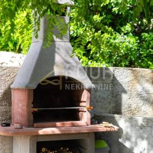 Opatija, kuća - prizemnica s natkrivenom terasom i okućnicom