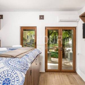 Opatija, kuća - prizemnica s natkrivenom terasom i okućnicom