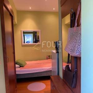 Opatija, namještena garsonijera, 1.red do mora