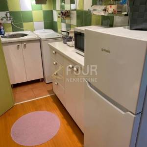 Opatija, namještena garsonijera, 1.red do mora