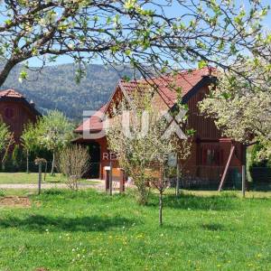 OTOČAC, LIČKO LEŠČE - Kuća u prirodi s bazenom