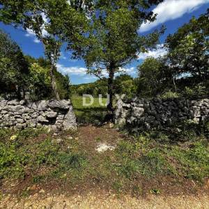 OTOK KRK, GARICA - Pravilno građevinsko-poljoprivredno zemljište, ravne konfiguracije, idealno za luksuznu vilu s bazenom...