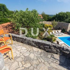 OTOK KRK, GRAD KRK (okolica)- Rijetkost! Imanje s autohtonim kamenim kućama, s bazenima i mediteranskom okućnicom