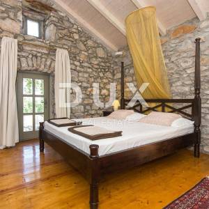 OTOK KRK, GRAD KRK (okolica)- Rijetkost! Imanje s autohtonim kamenim kućama, s bazenima i mediteranskom okućnicom