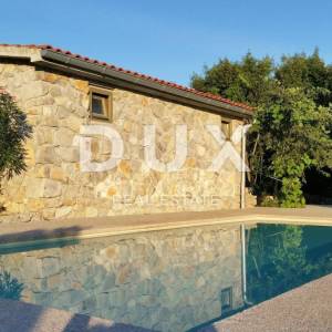 OTOK KRK, GRAD KRK (okolica)- Rijetkost! Imanje s autohtonim kamenim kućama, s bazenima i mediteranskom okućnicom