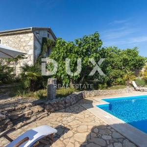 OTOK KRK, GRAD KRK (okolica)- Rijetkost! Imanje s autohtonim kamenim kućama, s bazenima i mediteranskom okućnicom