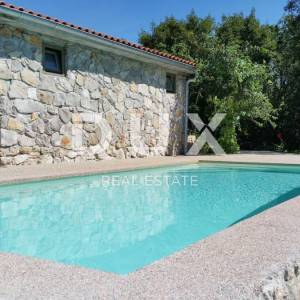 OTOK KRK, GRAD KRK (okolica)- Rijetkost! Imanje s autohtonim kamenim kućama, s bazenima i mediteranskom okućnicom