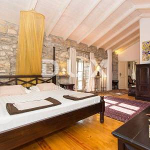 OTOK KRK, GRAD KRK (okolica)- Rijetkost! Imanje s autohtonim kamenim kućama, s bazenima i mediteranskom okućnicom