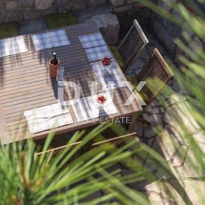 OTOK KRK, GRAD KRK (okolica)- Rijetkost! Imanje s autohtonim kamenim kućama, s bazenima i mediteranskom okućnicom