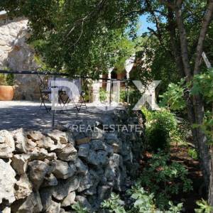 OTOK KRK, GRAD KRK (okolica)- Rijetkost! Imanje s autohtonim kamenim kućama, s bazenima i mediteranskom okućnicom