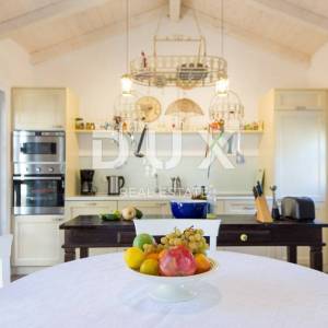 OTOK KRK, GRAD KRK (okolica)- Rijetkost! Imanje s autohtonim kamenim kućama, s bazenima i mediteranskom okućnicom