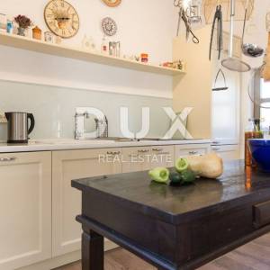 OTOK KRK, GRAD KRK (okolica)- Rijetkost! Imanje s autohtonim kamenim kućama, s bazenima i mediteranskom okućnicom