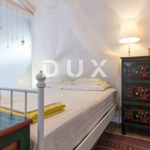 OTOK KRK, GRAD KRK (okolica)- Rijetkost! Imanje s autohtonim kamenim kućama, s bazenima i mediteranskom okućnicom