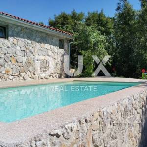OTOK KRK, GRAD KRK (okolica)- Rijetkost! Imanje s autohtonim kamenim kućama, s bazenima i mediteranskom okućnicom