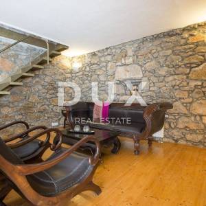 OTOK KRK, GRAD KRK (okolica)- Rijetkost! Imanje s autohtonim kamenim kućama, s bazenima i mediteranskom okućnicom