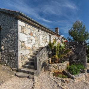 OTOK KRK, GRAD KRK (okolica)- Rijetkost! Imanje s autohtonim kamenim kućama, s bazenima i mediteranskom okućnicom