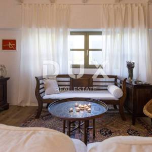 OTOK KRK, GRAD KRK (okolica)- Rijetkost! Imanje s autohtonim kamenim kućama, s bazenima i mediteranskom okućnicom