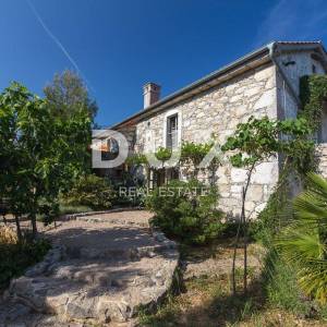 OTOK KRK, GRAD KRK (okolica)- Rijetkost! Imanje s autohtonim kamenim kućama, s bazenima i mediteranskom okućnicom