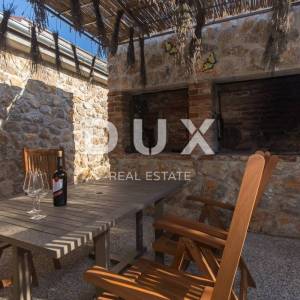 OTOK KRK, GRAD KRK (okolica)- Rijetkost! Imanje s autohtonim kamenim kućama, s bazenima i mediteranskom okućnicom