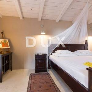 OTOK KRK, GRAD KRK (okolica)- Rijetkost! Imanje s autohtonim kamenim kućama, s bazenima i mediteranskom okućnicom