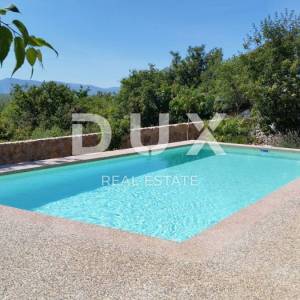 OTOK KRK, GRAD KRK (okolica)- Rijetkost! Imanje s autohtonim kamenim kućama, s bazenima i mediteranskom okućnicom