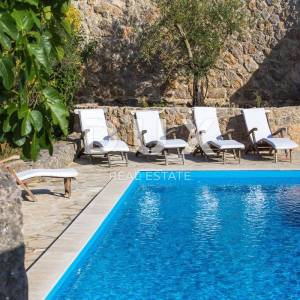 OTOK KRK, GRAD KRK (okolica)- Rijetkost! Imanje s autohtonim kamenim kućama, s bazenima i mediteranskom okućnicom