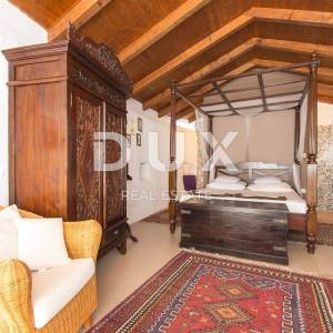 OTOK KRK, GRAD KRK (okolica)- Rijetkost! Imanje s autohtonim kamenim kućama, s bazenima i mediteranskom okućnicom